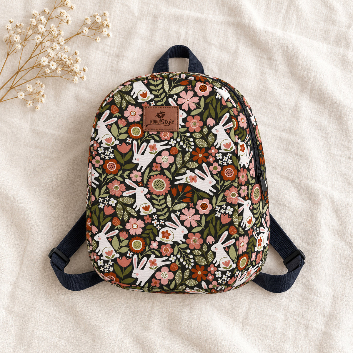 Kinderrucksack Blumen und Hasen – Flatlay