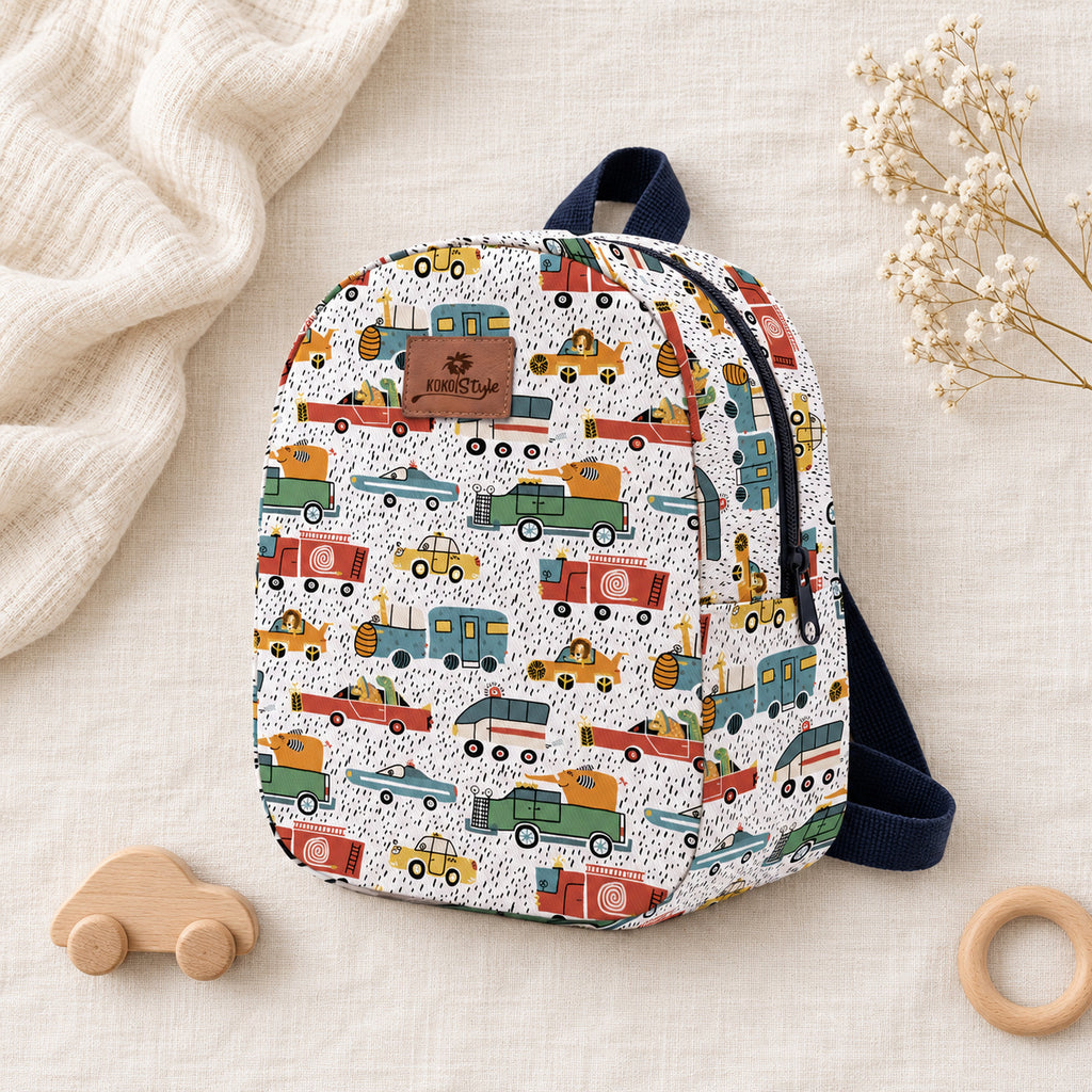 Kinderrucksack Tiere und Autos – Flatlay