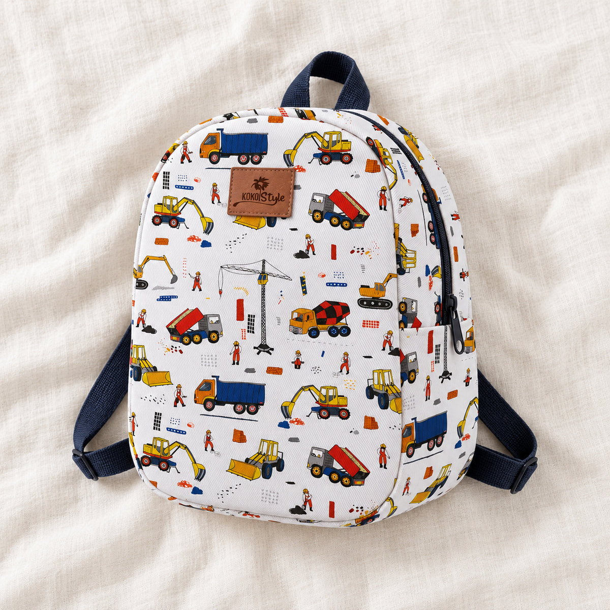 Kinderrucksack Baustellenfahrzeuge – Flatlay