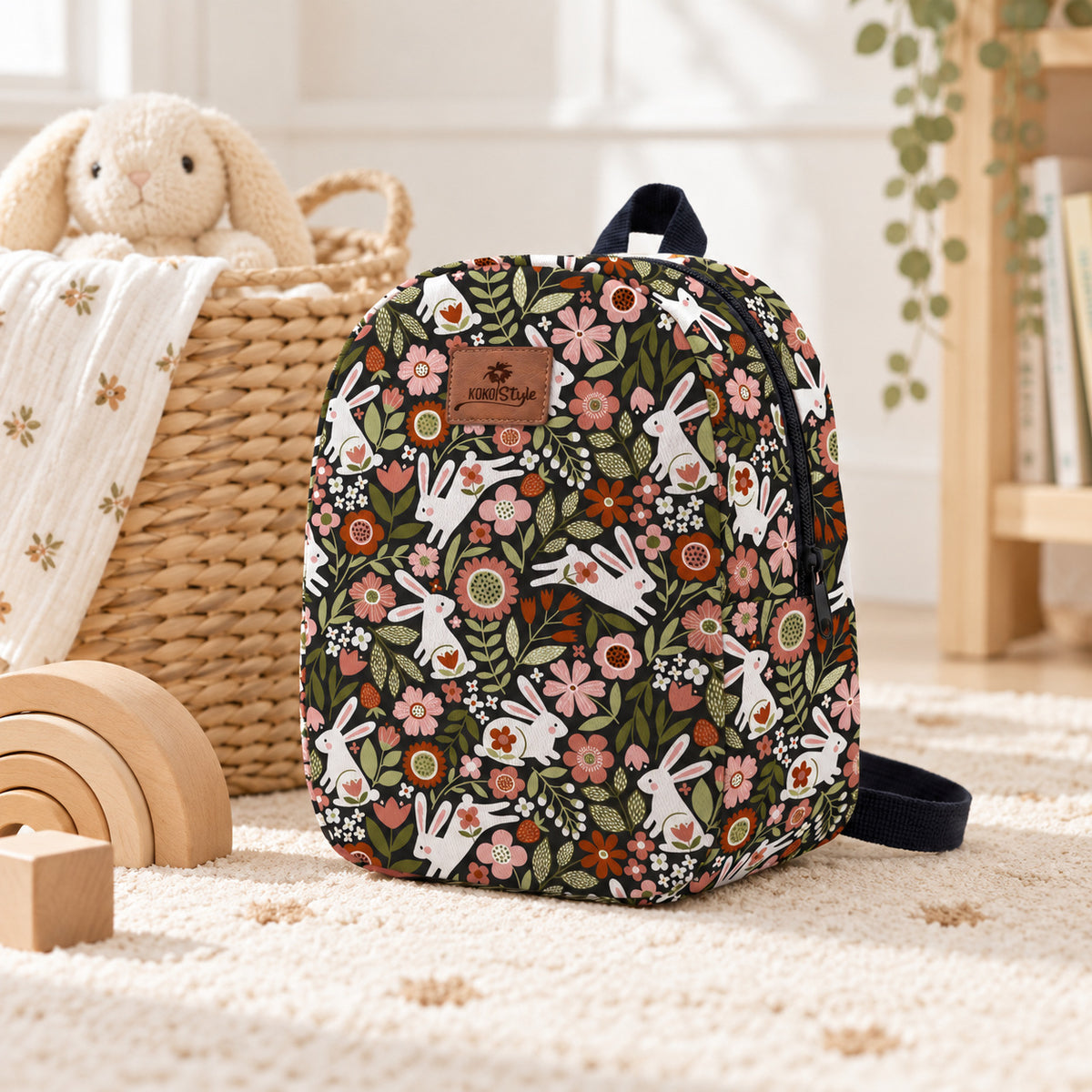 Kinderrucksack Blumen und Hasen – Lifestyle